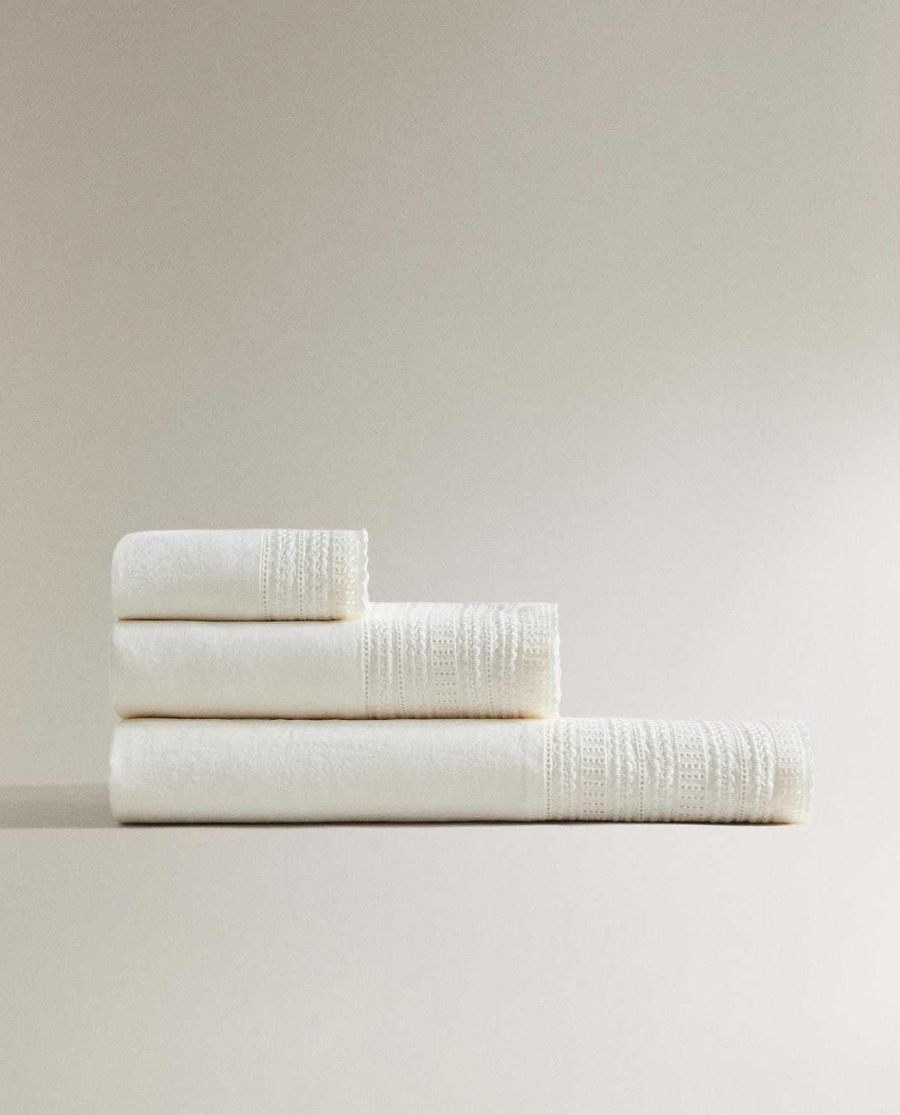 Полотенце для ванной ZARA HOME ПОЛОТЕНЦЕ С ВЫШИТОЙ ЛЬНЯНОЙ КАЙМОЙ KOŚĆ SŁONIOWA 70 x 140 cm