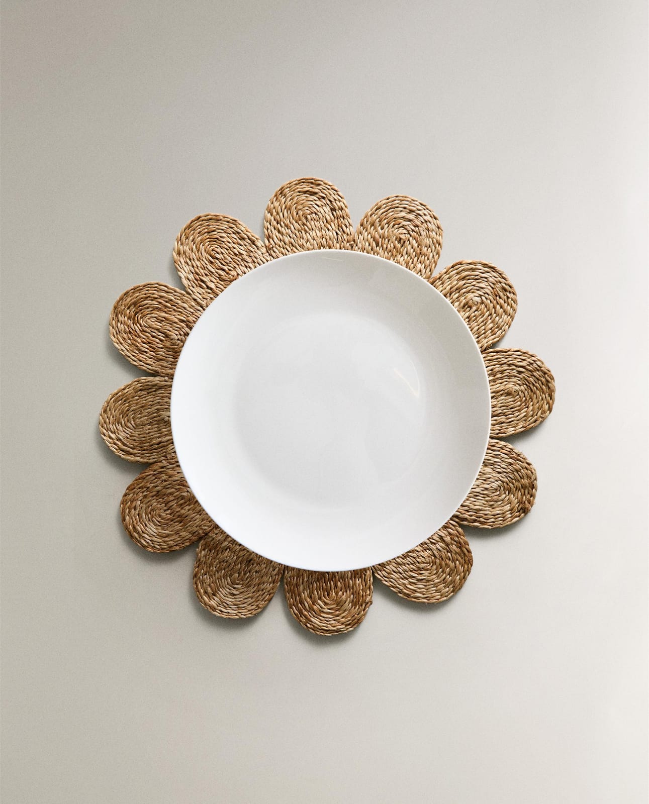 ZARA HOME ПОДСТАВКА ПОД ТАРЕЛКУ ИЗ ДЖУТА В ФОРМЕ ЦВЕТКА ракурс 3