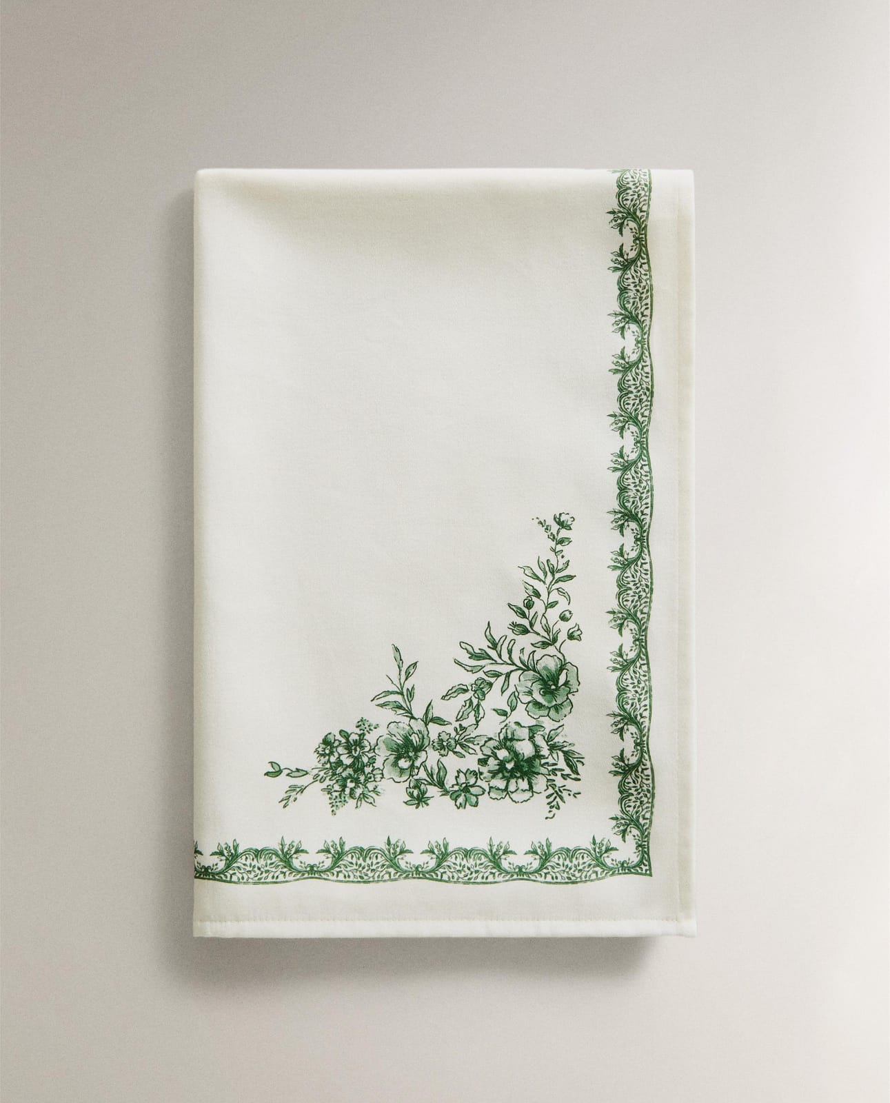 ZARA HOME САТИНОВАЯ СКАМАТЬ С ПРИНТОМ ракурс 3
