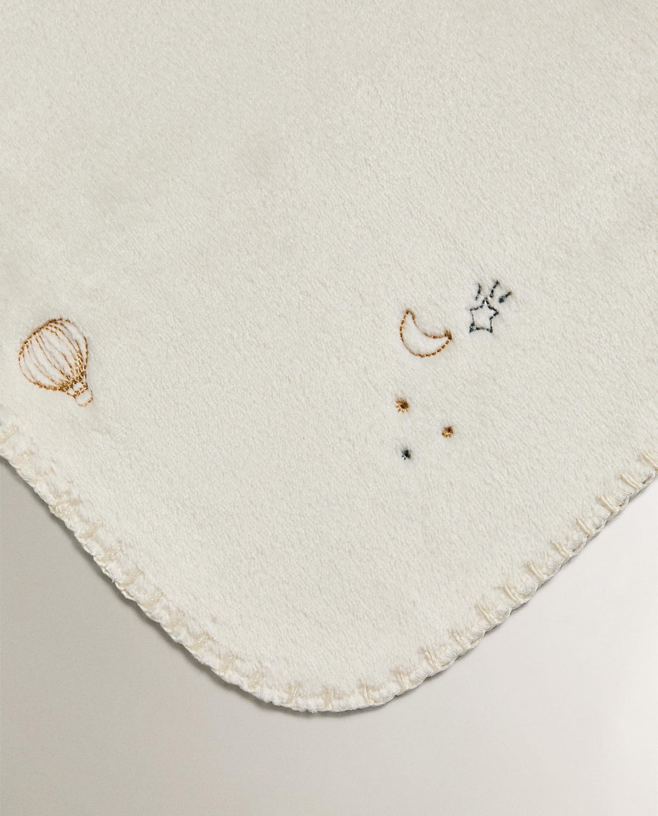 Плед ZARA HOME ФЛИСОВОЕ ОДЕЯЛО ДЛЯ МЛАДЕНЦЕВ С ВЫШИТЫМИ ВОЗДУШНЫМИ ШАРАМИ KREMOWY 90 x 120 cm