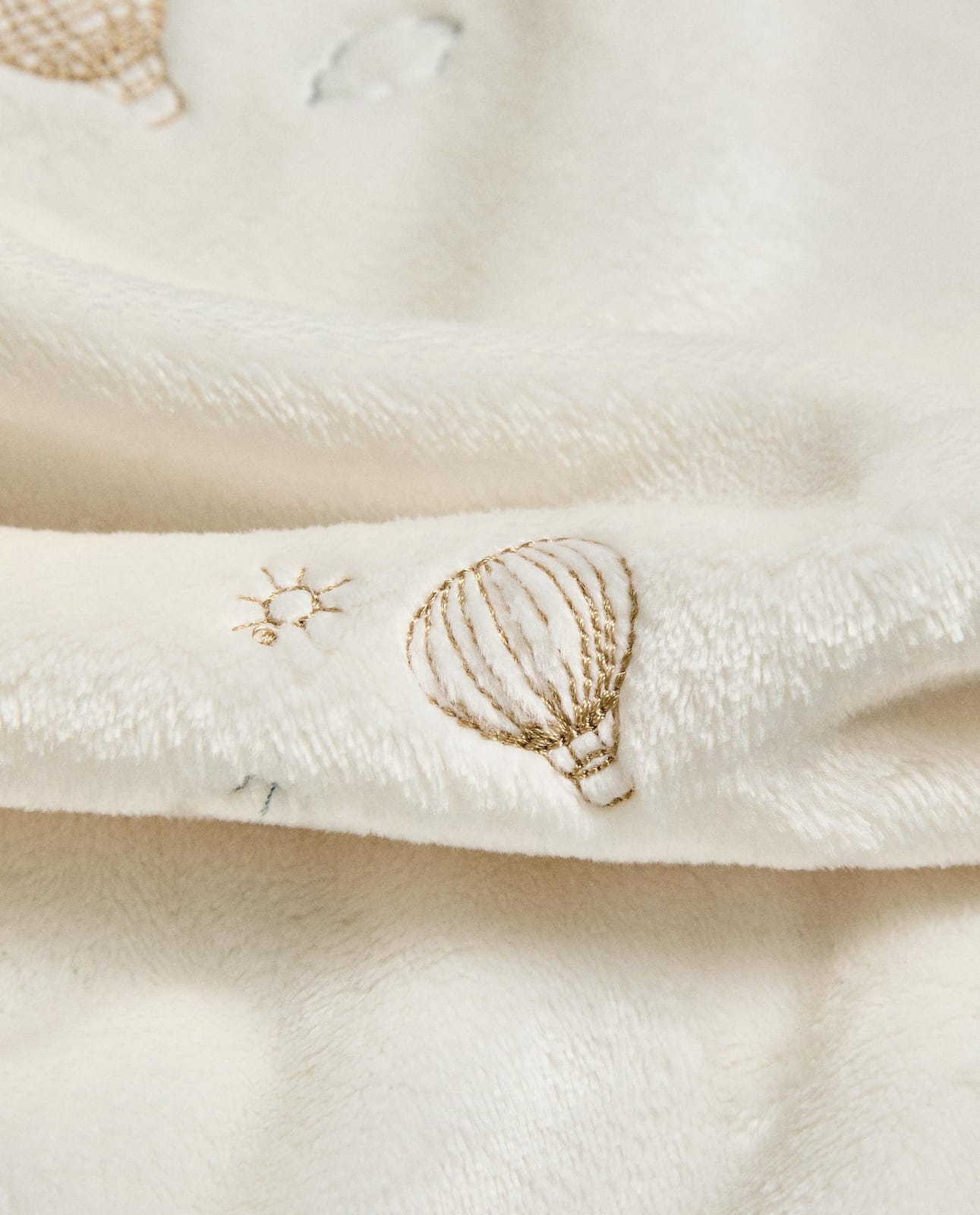 ZARA HOME ПОЛЯРНЫЙ ПЛЕД ДЛЯ МЛАДЕНЦЕВ С ВЫШИТЫМИ ВОЗДУШНЫМИ ШАРАМИ ракурс 4