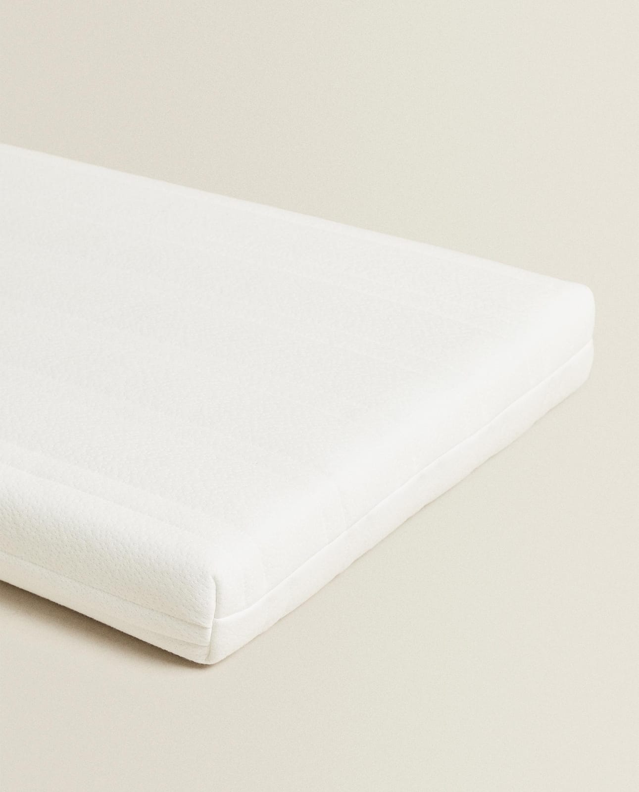 ZARA HOME КЛАССИЧЕСКИЙ МАТРАС ДЛЯ ДЕРЕВЯННОЙ КРОВАТКИ ракурс 4