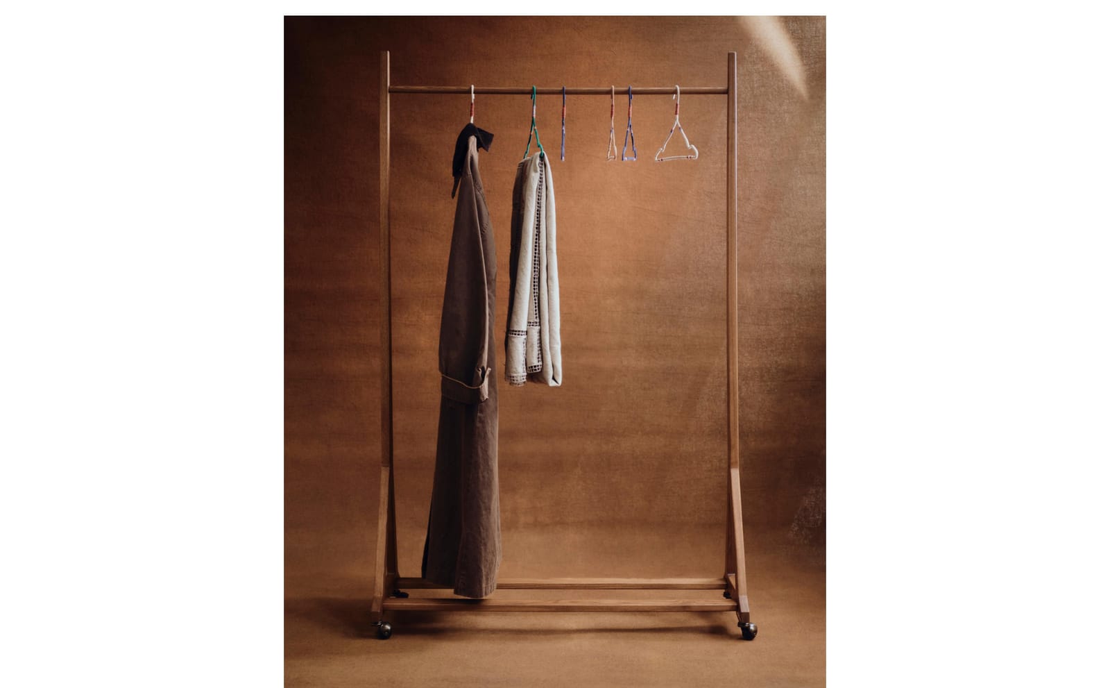 ZARA HOME ДЕРЕВЯННАЯ ВЕШАЛКА ДЛЯ ОДЕЖДЫ ИЗ ЯСЕНЯ ракурс 11