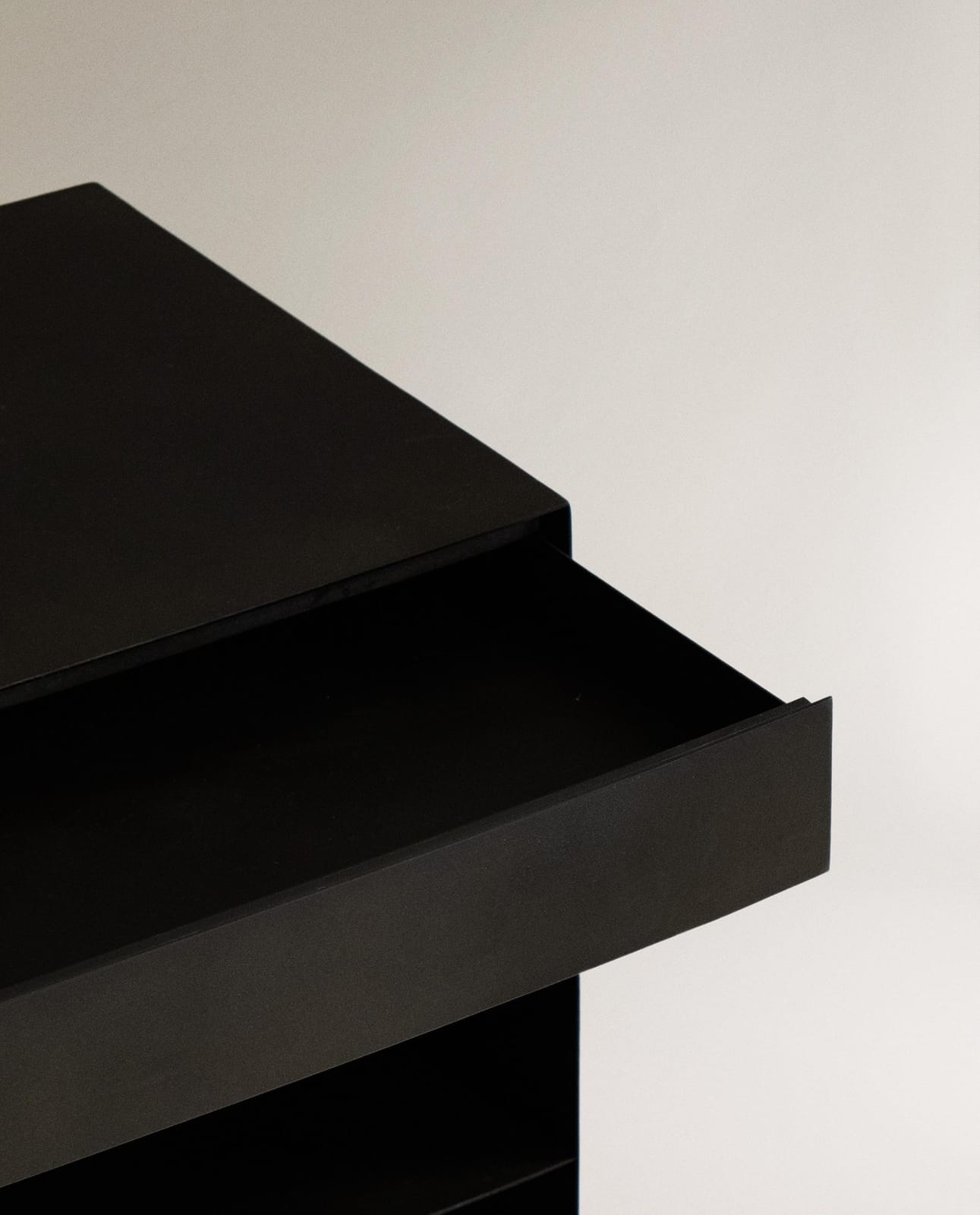 ZARA HOME МЕТАЛЛИЧЕСКИЙ ПРИКРОВАТНЫЙ СТОЛИК С ЯЩИКОМ ракурс 9