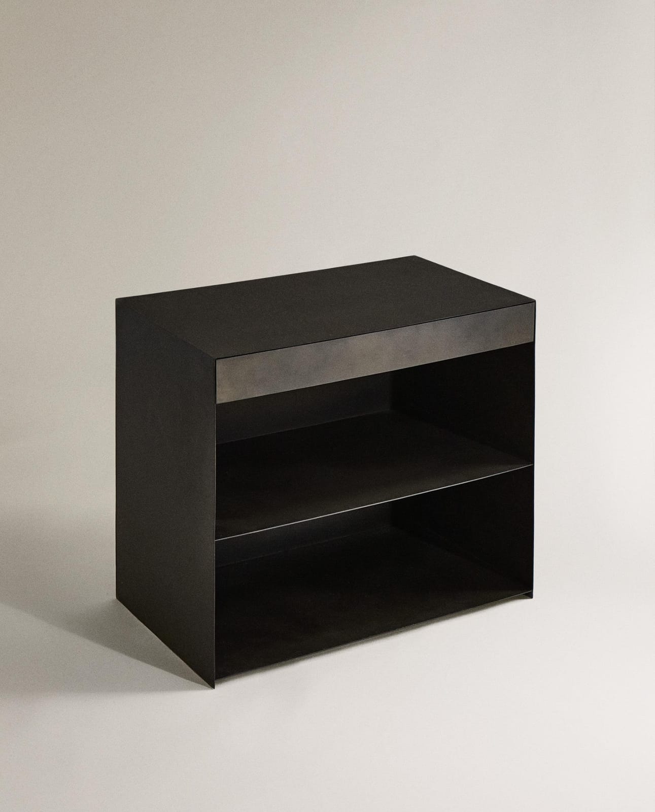 ZARA HOME МЕТАЛЛИЧЕСКИЙ ПРИКРОВАТНЫЙ СТОЛИК С ЯЩИКОМ ракурс 2