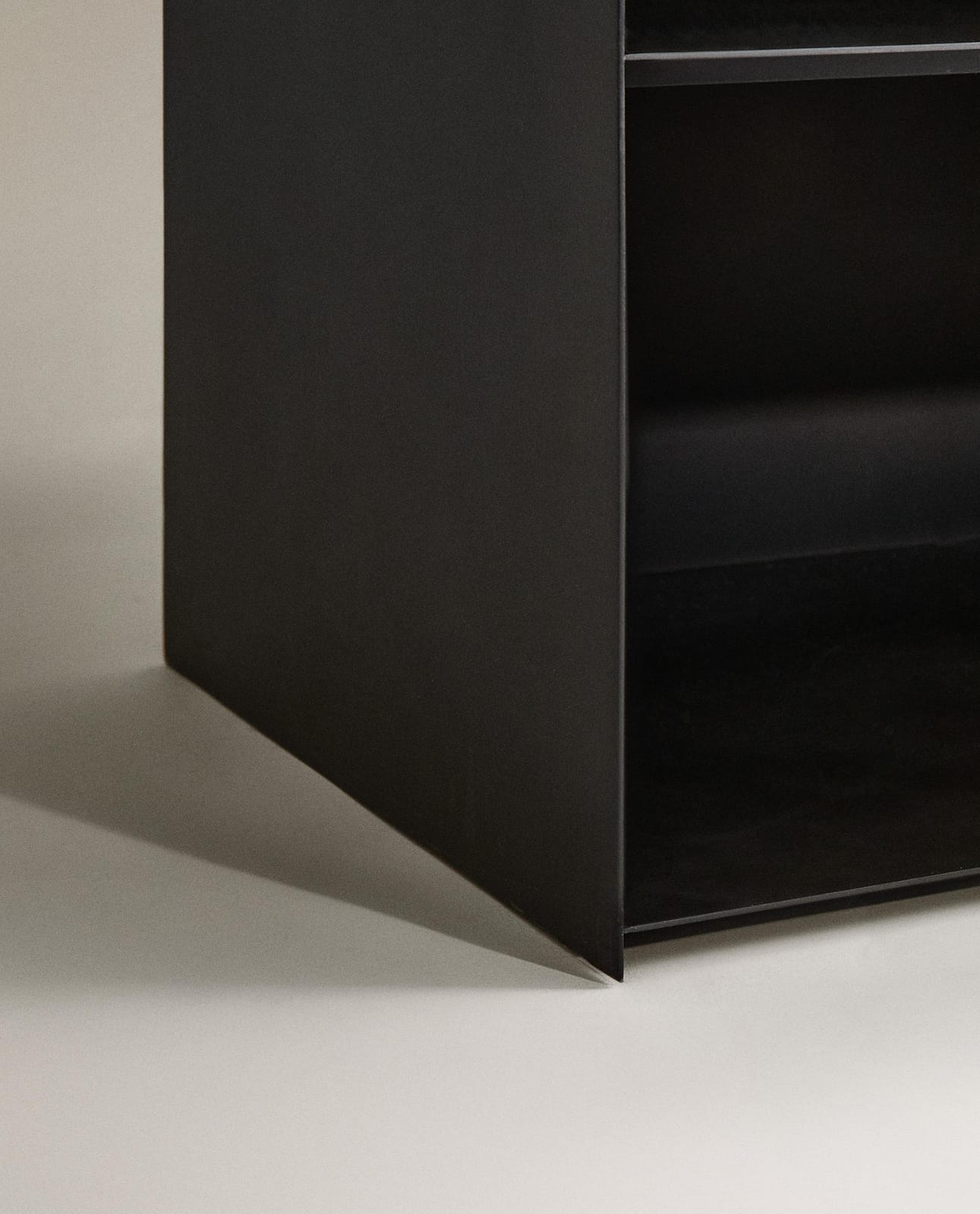 ZARA HOME МЕТАЛЛИЧЕСКИЙ ПРИКРОВАТНЫЙ СТОЛИК С ЯЩИКОМ ракурс 7
