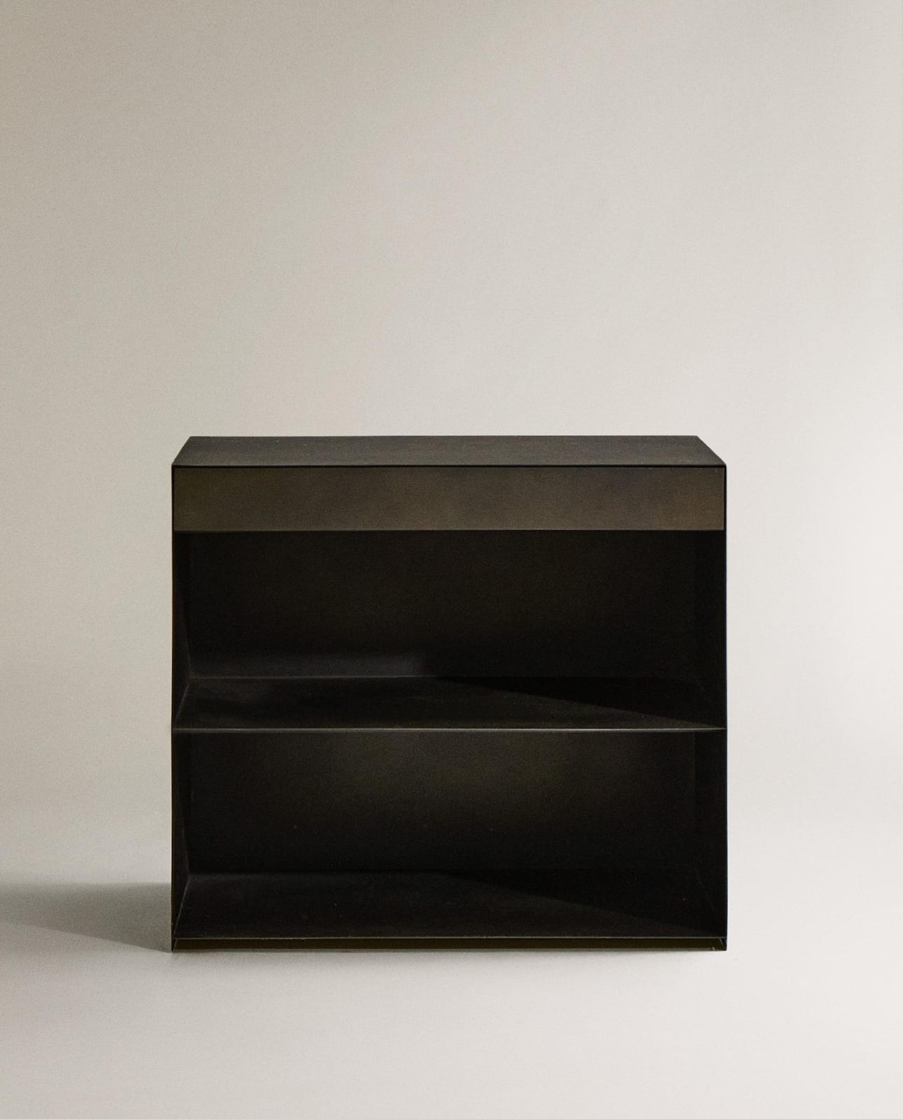 Приставной столик ZARA HOME МЕТАЛЛИЧЕСКИЙ ПРИКРОВАТНЫЙ СТОЛИК С ВЫДВИЖНЫМ ЯЩИКОМ УГОЛЬ 55 x 62 x 37 cm