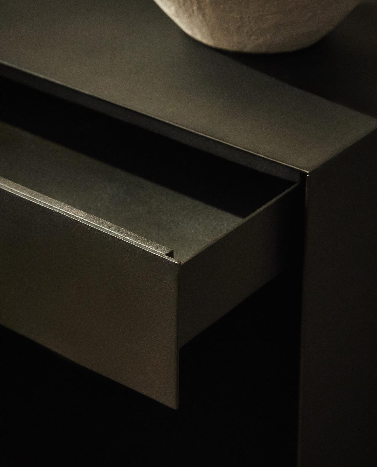 ZARA HOME МЕТАЛЛИЧЕСКИЙ ПРИКРОВАТНЫЙ СТОЛИК С ЯЩИКОМ ракурс 10