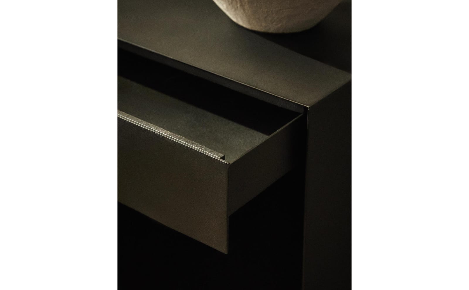 ZARA HOME МЕТАЛЛИЧЕСКИЙ ПРИКРОВАТНЫЙ СТОЛИК С ЯЩИКОМ ракурс 3