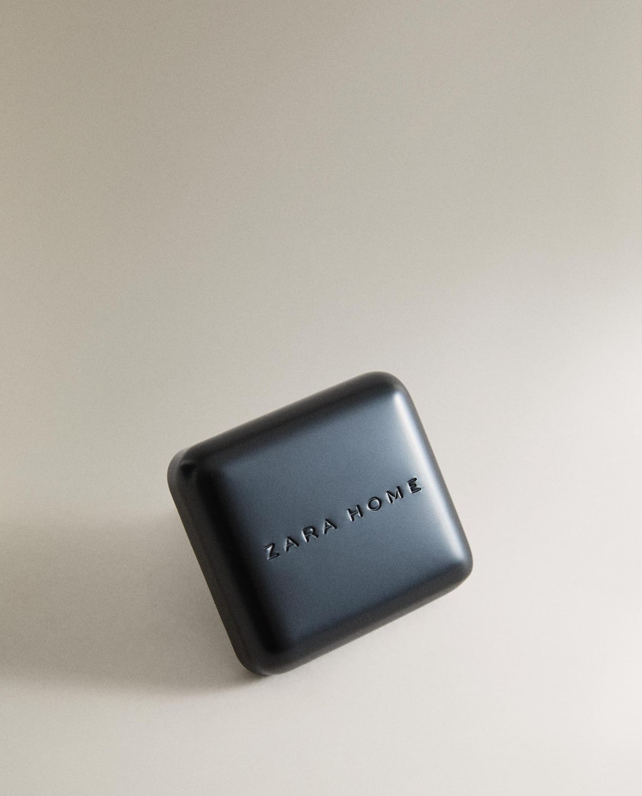 ZARA HOME АРОМАТИЗАТОР ДЛЯ АВТОМОБИЛЯ DARK AMBER ракурс 4