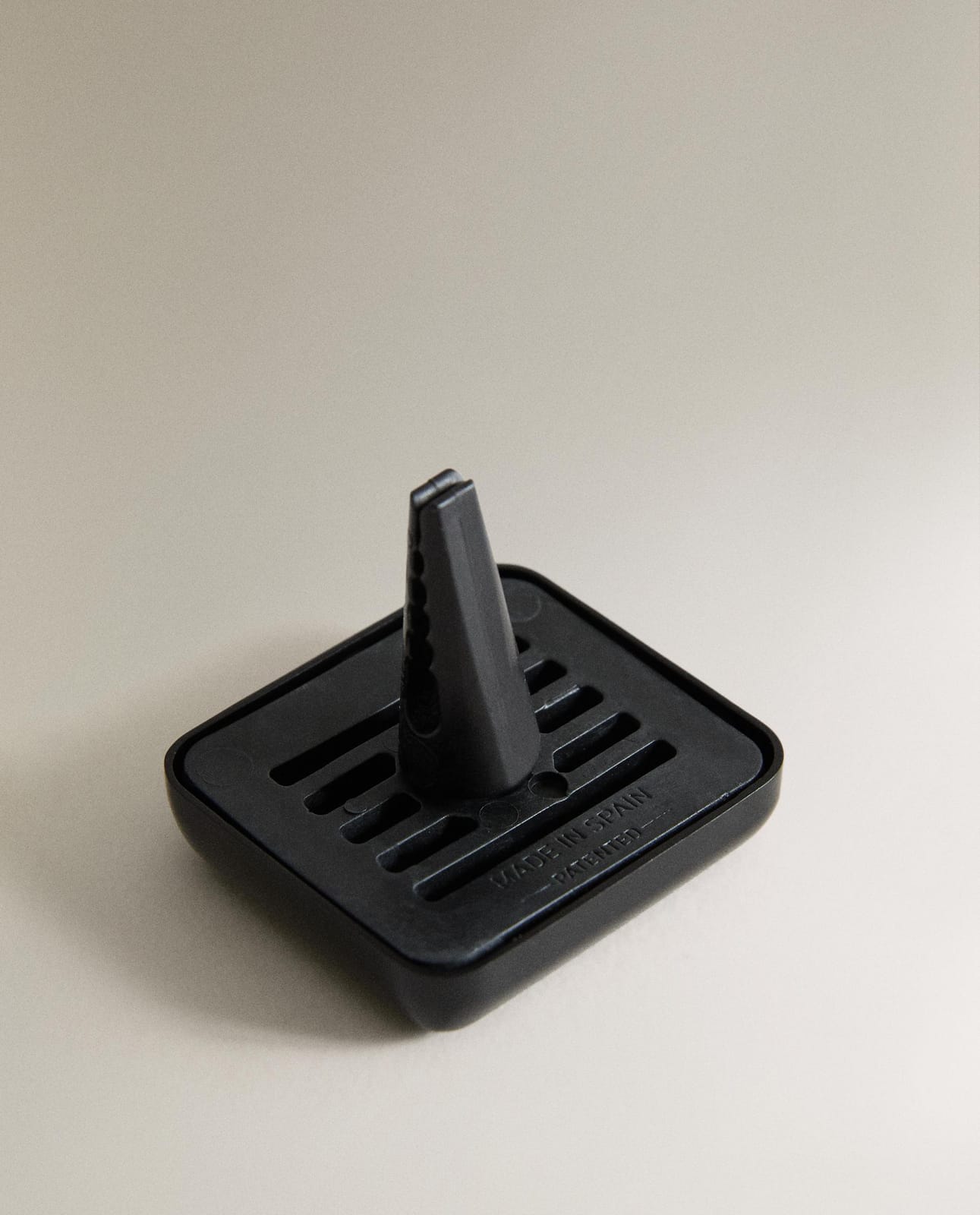 ZARA HOME АРОМАТИЗАТОР ДЛЯ АВТОМОБИЛЯ DARK AMBER ракурс 6