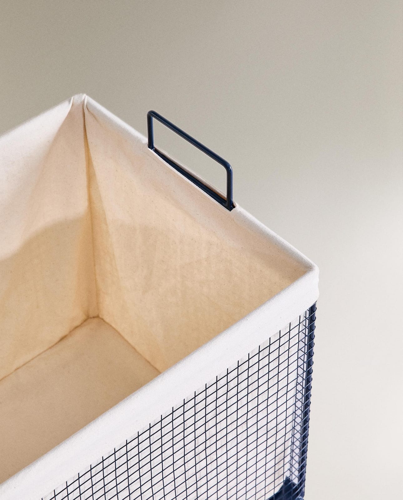 ZARA HOME МЕТАЛЛИЧЕСКАЯ ДЕТСКАЯ КОРЗИНА НА КОЛЁСИКАХ ракурс 4