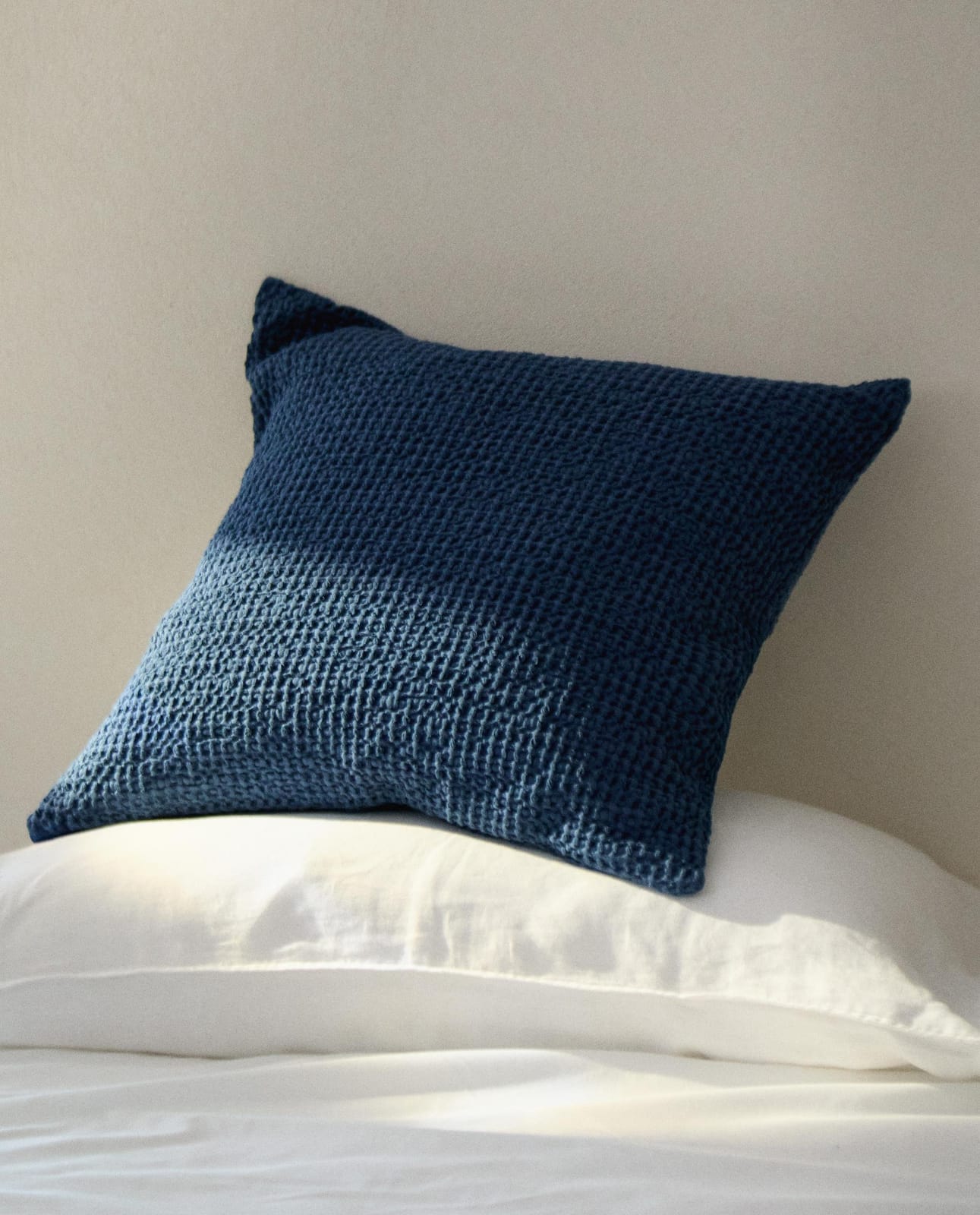 ZARA HOME НАВОЛОЧКА ДЛЯ ДЕКОРАТИВНОЙ ПОДУШКИ С ГОФРИРОВАННОЙ ФАКТУРОЙ ракурс 4