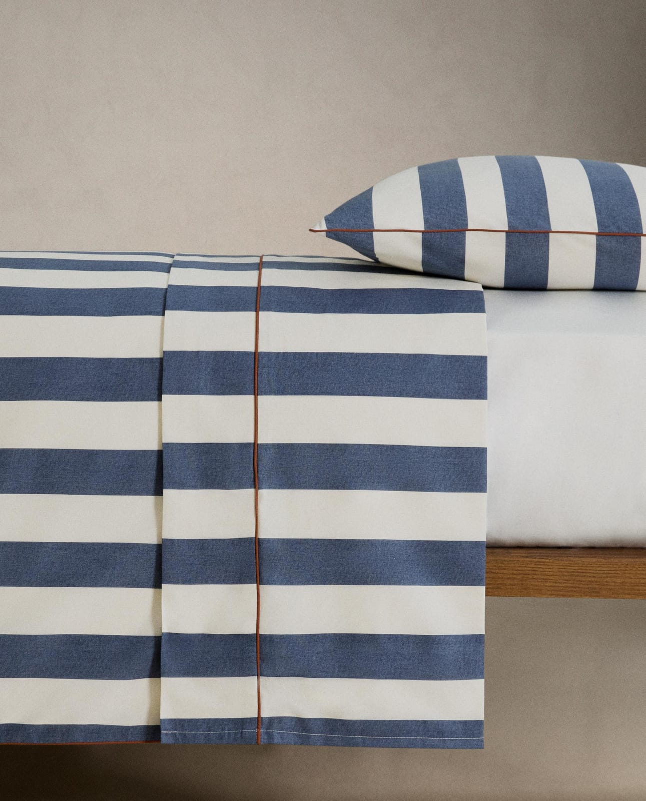 ZARA HOME ПОДУШКА НА ОДЕЯЛО ИЗ СТИРАНОГО ХЛОПКА В ПОЛОСКУ ракурс 3