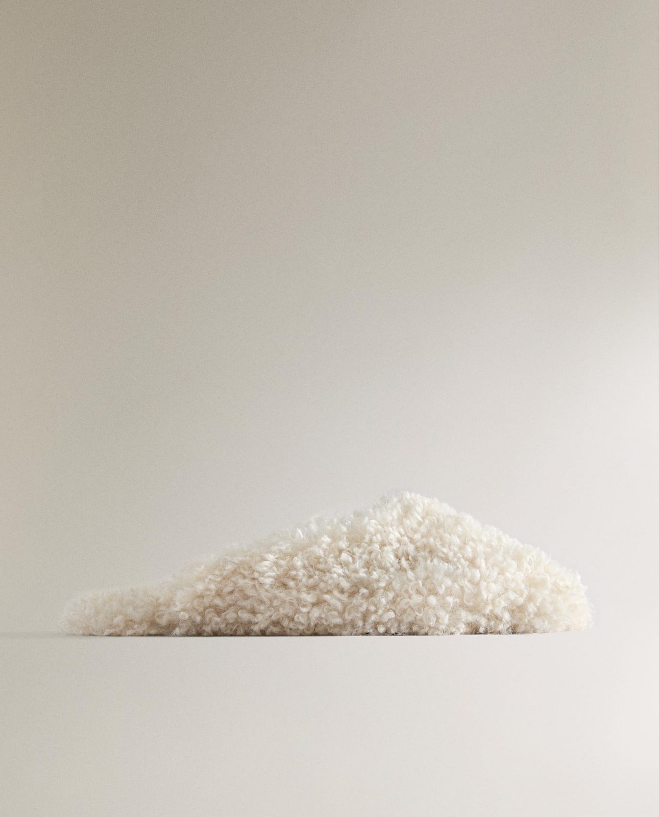 Тапочки ZARA HOME с эффектом каракуля с открытой пяткой бежевые 38