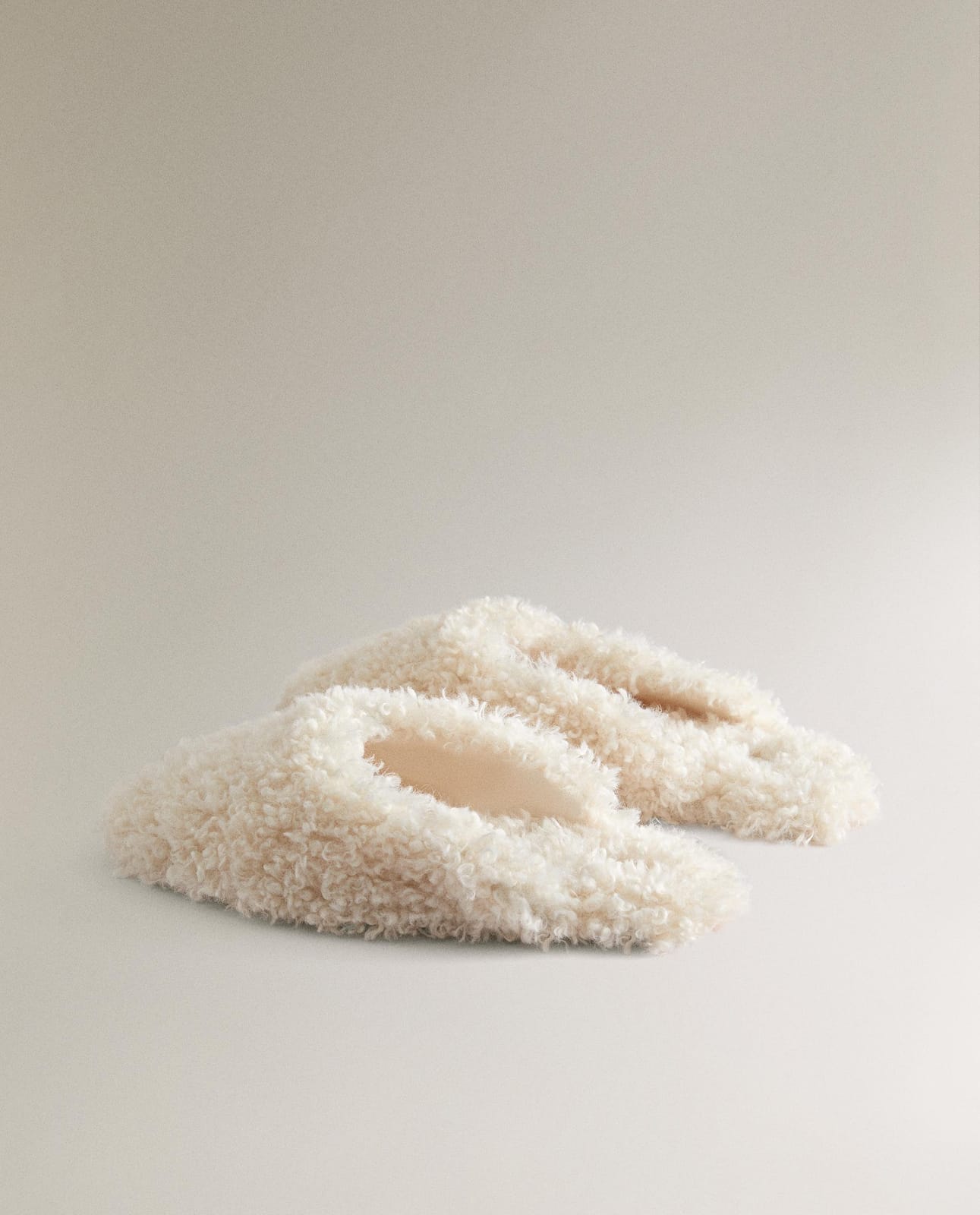 ZARA HOME ТАПОЧКИ С ЭФФЕКТОМ БАРАНКА С ОТКРЫТОЙ ПЯТКОЙ ракурс 2
