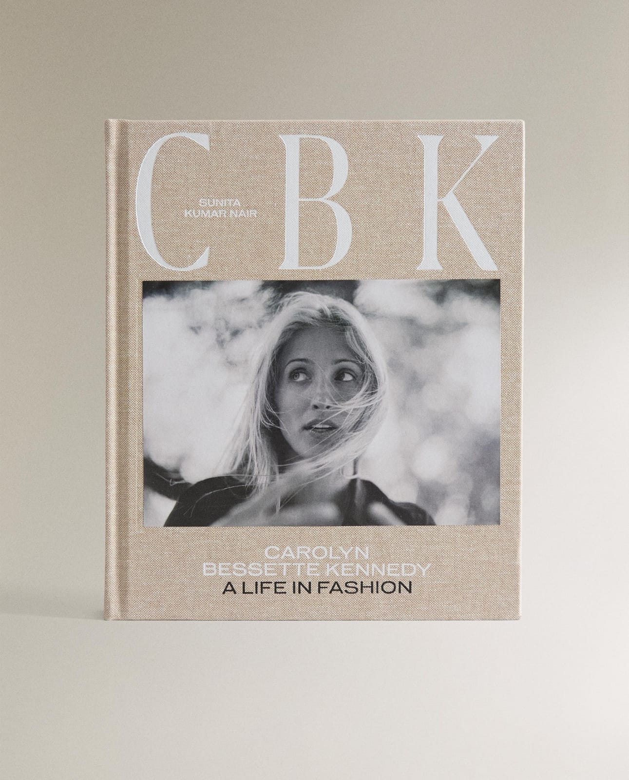 Печатная книга ZARA HOME КНИГА «CAROLYN BESSETTE KENNEDY» (АНГЛИЙСКИЙ) BEŻOWY 28.5 x 25 x 3 cm