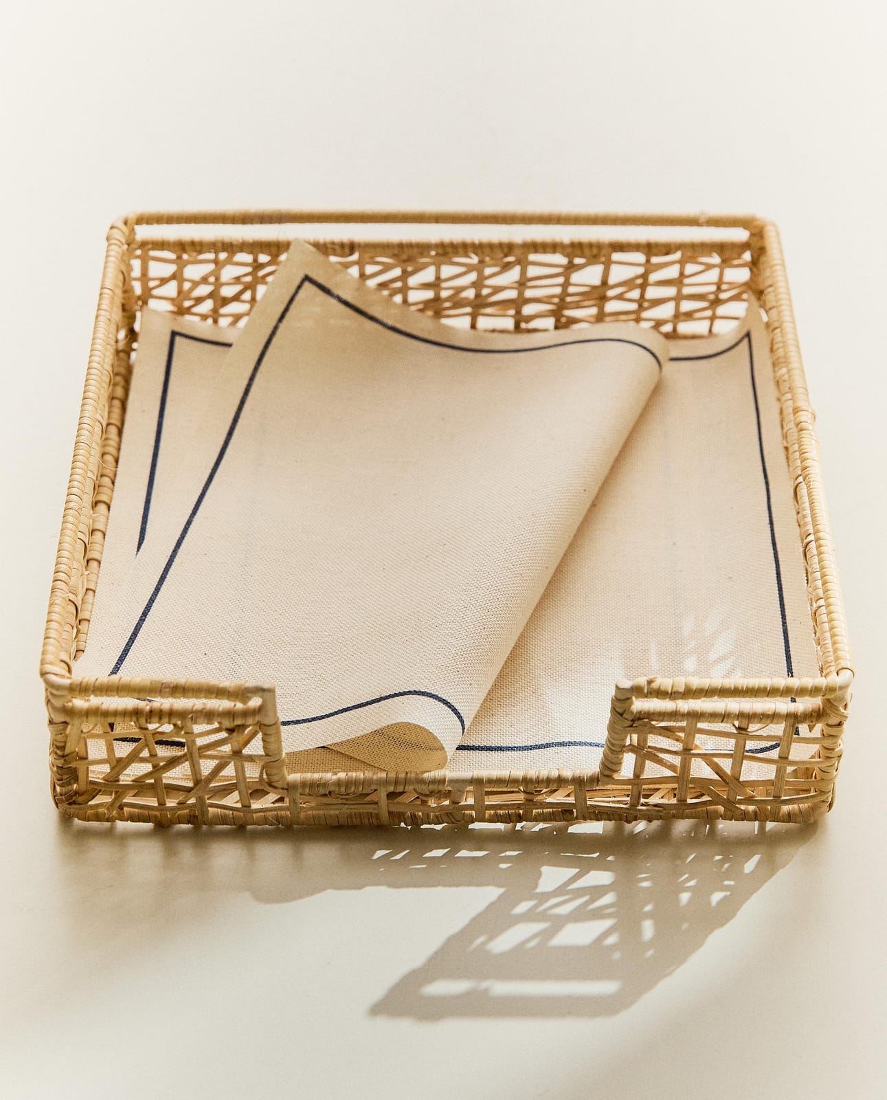 ZARA HOME РОТАНГОВАЯ САЛФЕТНИЦА ракурс 2