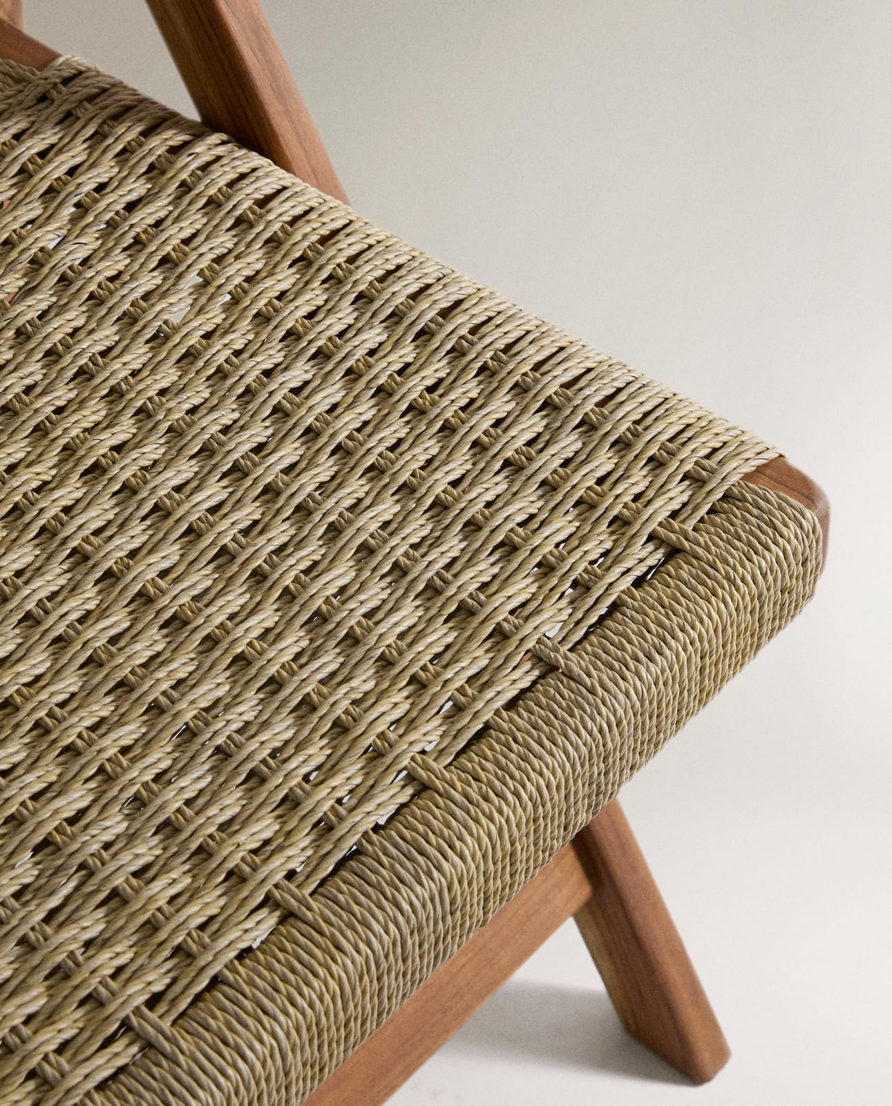 ZARA HOME СКЛАДНОЙ САДОВЫЙ СТУЛ ИЗ ТИКОВОГО ДЕРЕВА И ПЛЕТЕНКИ ракурс 4