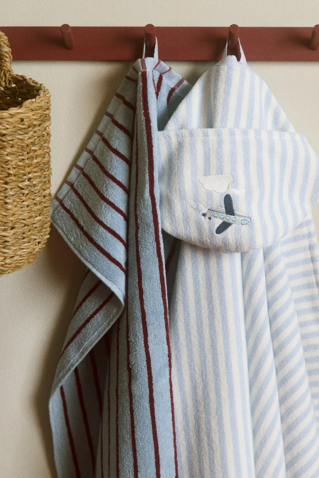 Детское банное полотенце H&M с капюшоном, размер 70х130 см, цвет светло-голубой ракурс 4