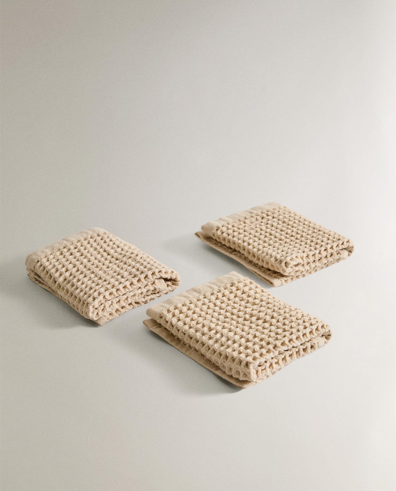 ZARA HOME РУЧНОЕ ПОЛОТЕНЦЕ ИЗ ХЛОПКА С ВАФЕЛЬНОЙ СТРУКТУРОЙ (НАБОР 3 ШТУКИ) ракурс 7
