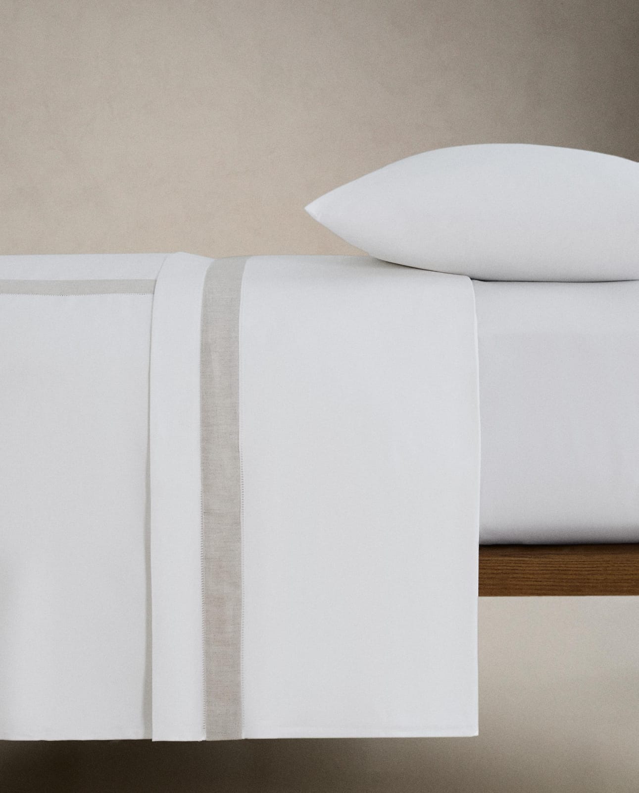 ZARA HOME Простыня без резинки из хлопка с льняной окантовкой ракурс 4