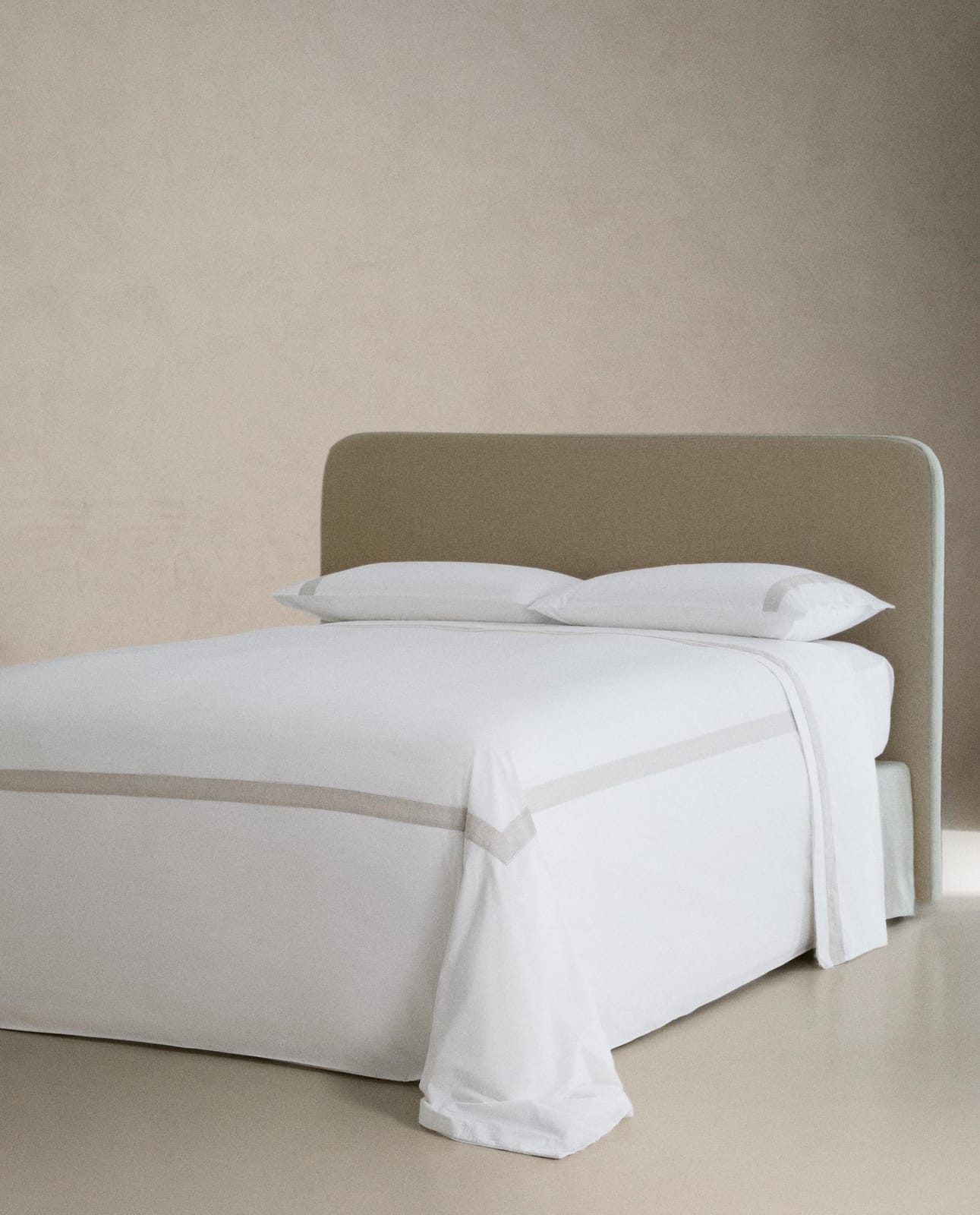 ZARA HOME Простыня без резинки из хлопка с льняной окантовкой ракурс 5