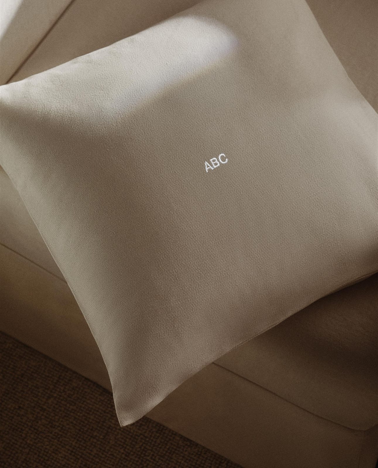 ZARA HOME ГЛАДКАЯ НАВОЛОЧКА ДЛЯ ДЕКОРАТИВНОЙ ПОДУШКИ ракурс 2
