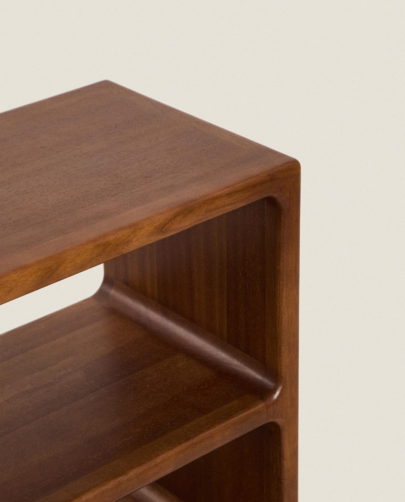 ZARA HOME СРЕДНЯЯ ЭТАЖЕРКА ИЗ ТЁМНОГО ДЕРЕВА ракурс 3