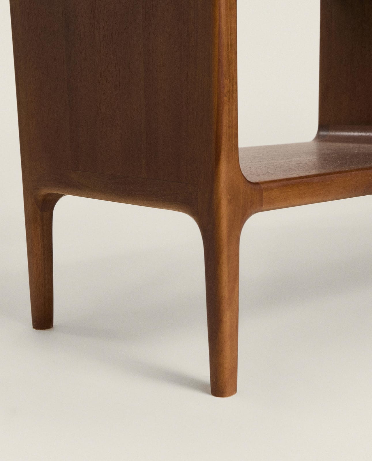 ZARA HOME СРЕДНЯЯ ЭТАЖЕРКА ИЗ ТЁМНОГО ДЕРЕВА ракурс 2