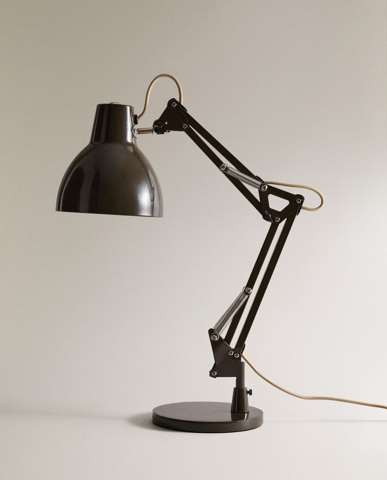 ZARA HOME МЕТАЛЛИЧЕСКАЯ НАСТОЛЬНАЯ ЛАМПА ракурс 5