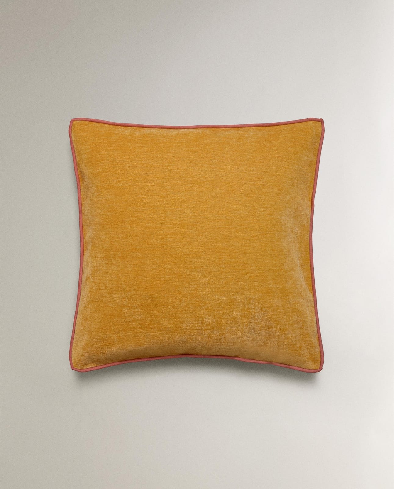 Наволочка декоративная ZARA HOME ЧЕХОЛ ИЗ ШЕНИЛЛА ГОРЧИЧНЫЙ 45 x 45 см