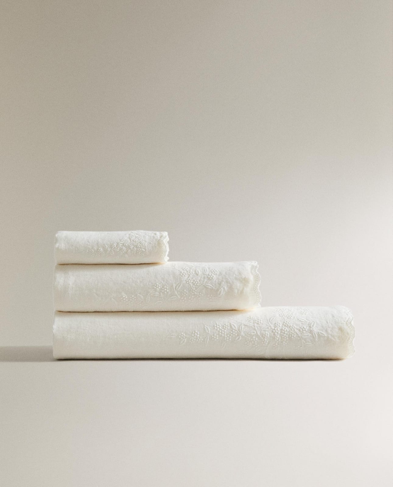 Полотенце для ванной ZARA HOME ЛЬНЯНОЕ ПОЛОТЕНЦЕ С ВЫШИВКОЙ KOŚĆ SŁONIOWA 30 x 50 cm