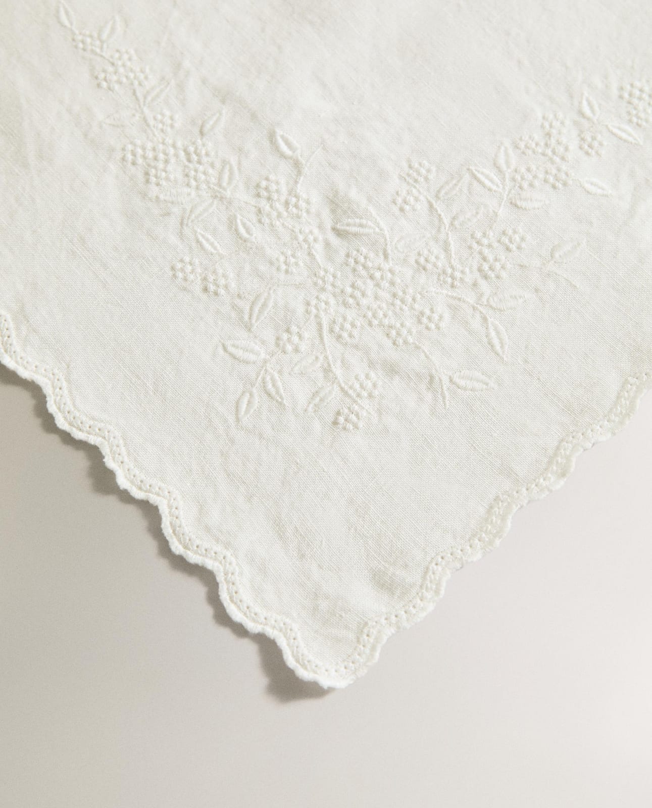 ZARA HOME ЛЬНЯНОЕ ПОЛОТЕНЦЕ С ВЫШИВКОЙ ракурс 2