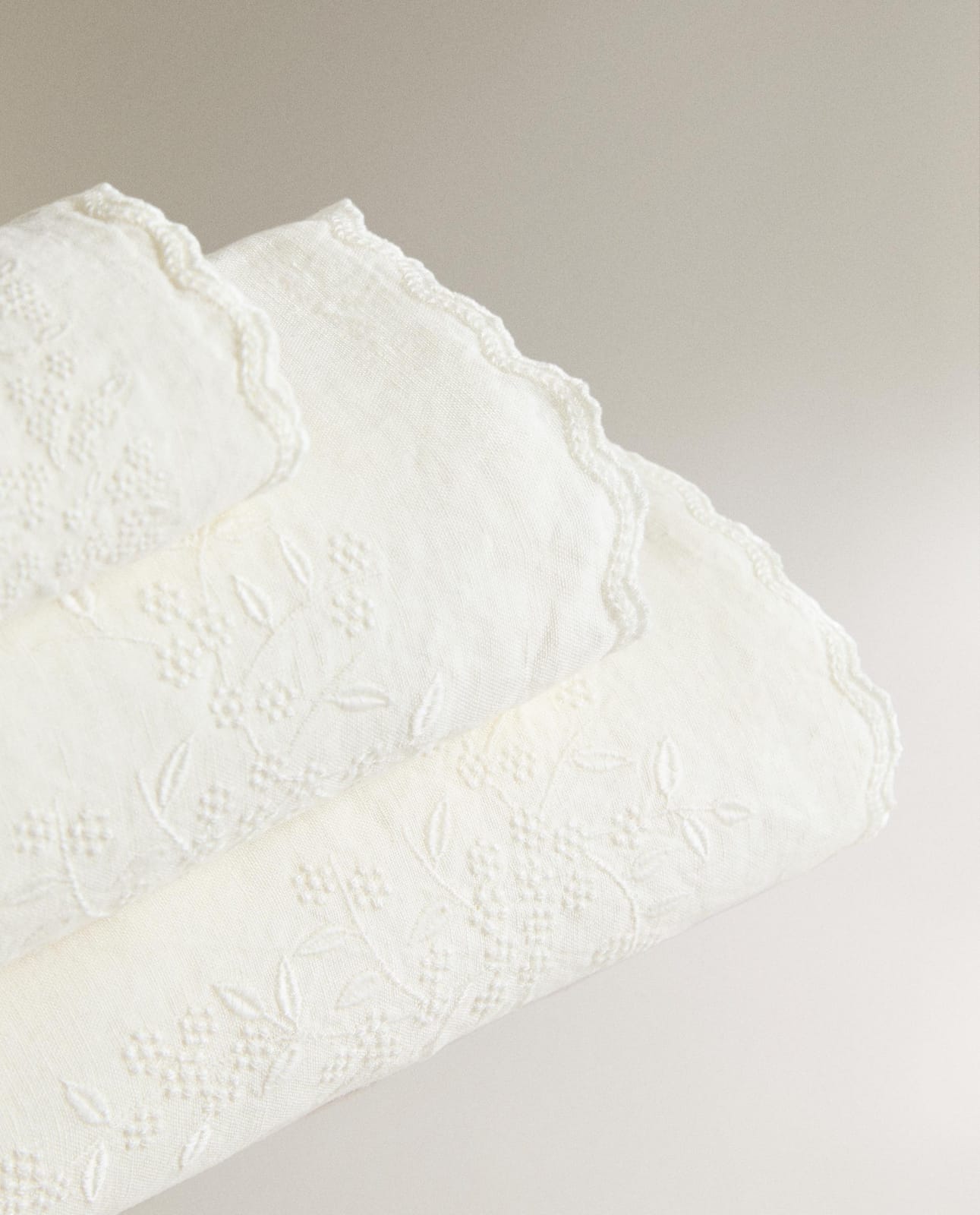 ZARA HOME ЛЬНЯНОЕ ПОЛОТЕНЦЕ С ВЫШИВКОЙ ракурс 4