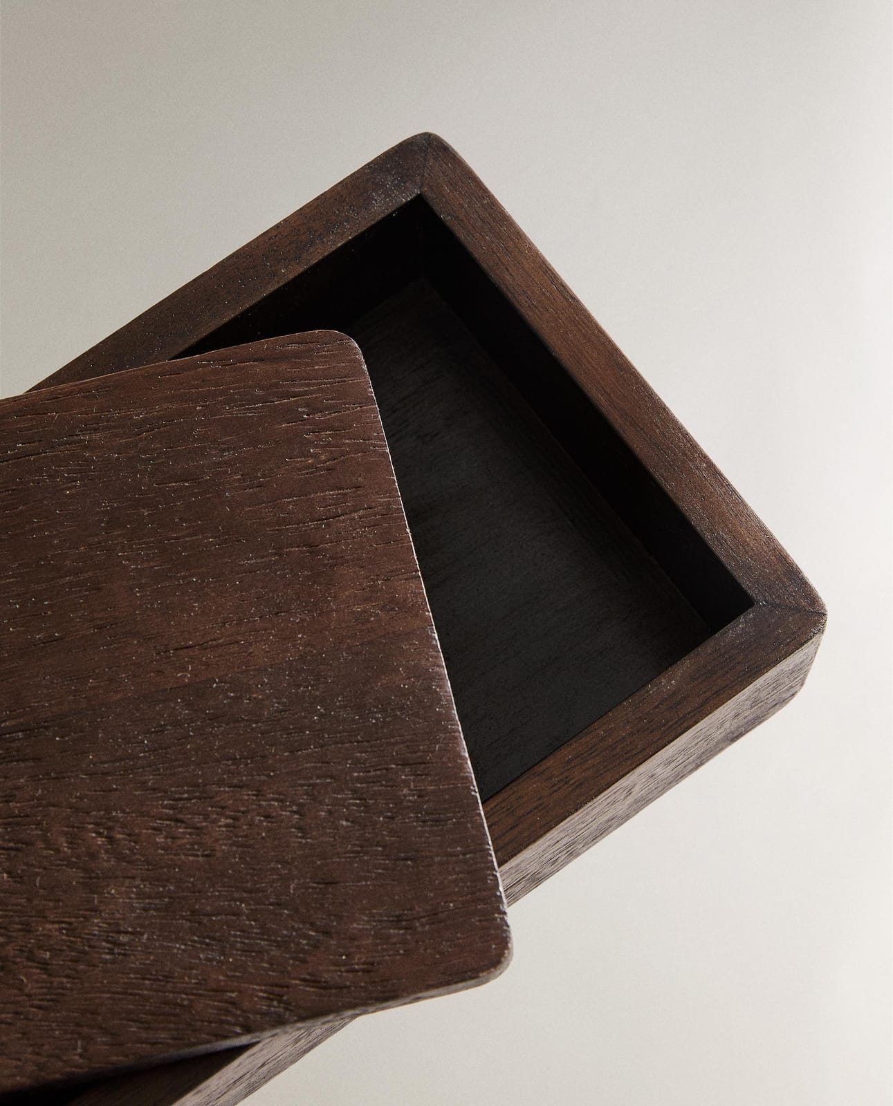 ZARA HOME ДЕРЕВЯННАЯ КОРОБКА С МАГНИТОМ ракурс 3