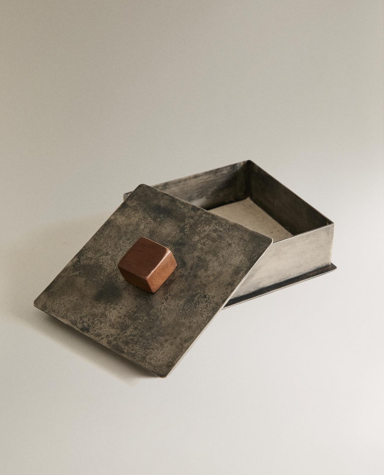 ZARA HOME Металлическая коробка с деревянной ручкой ракурс 6