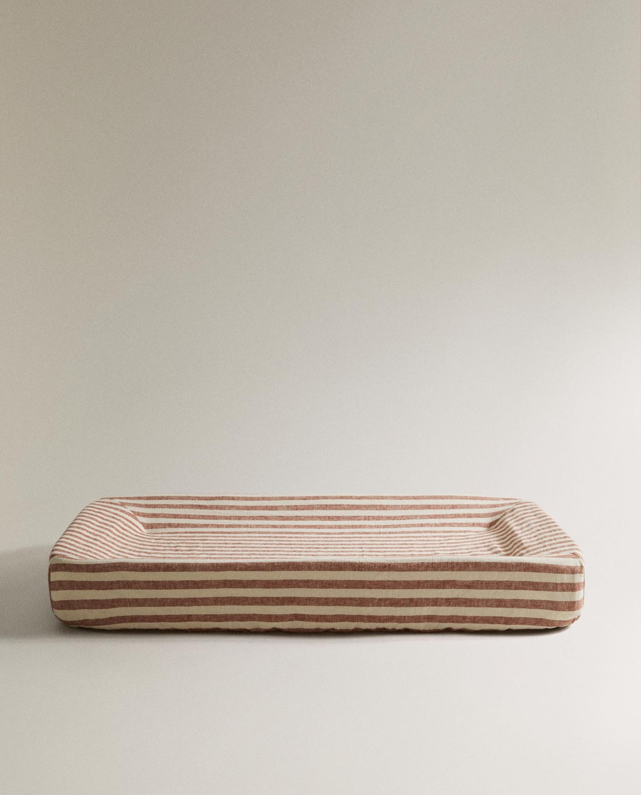 Комплект детской мебели ZARA HOME ЧЕХОЛ ДЛЯ ПЕЛЕНАЛЬНОГО СТОЛИКА ДЛЯ МЛАДЕНЦЕВ ИЗ ЛЬНА И ХЛОПКА В ПОЛОСКУ CEGLASTY 44 x 70 x 1 cm