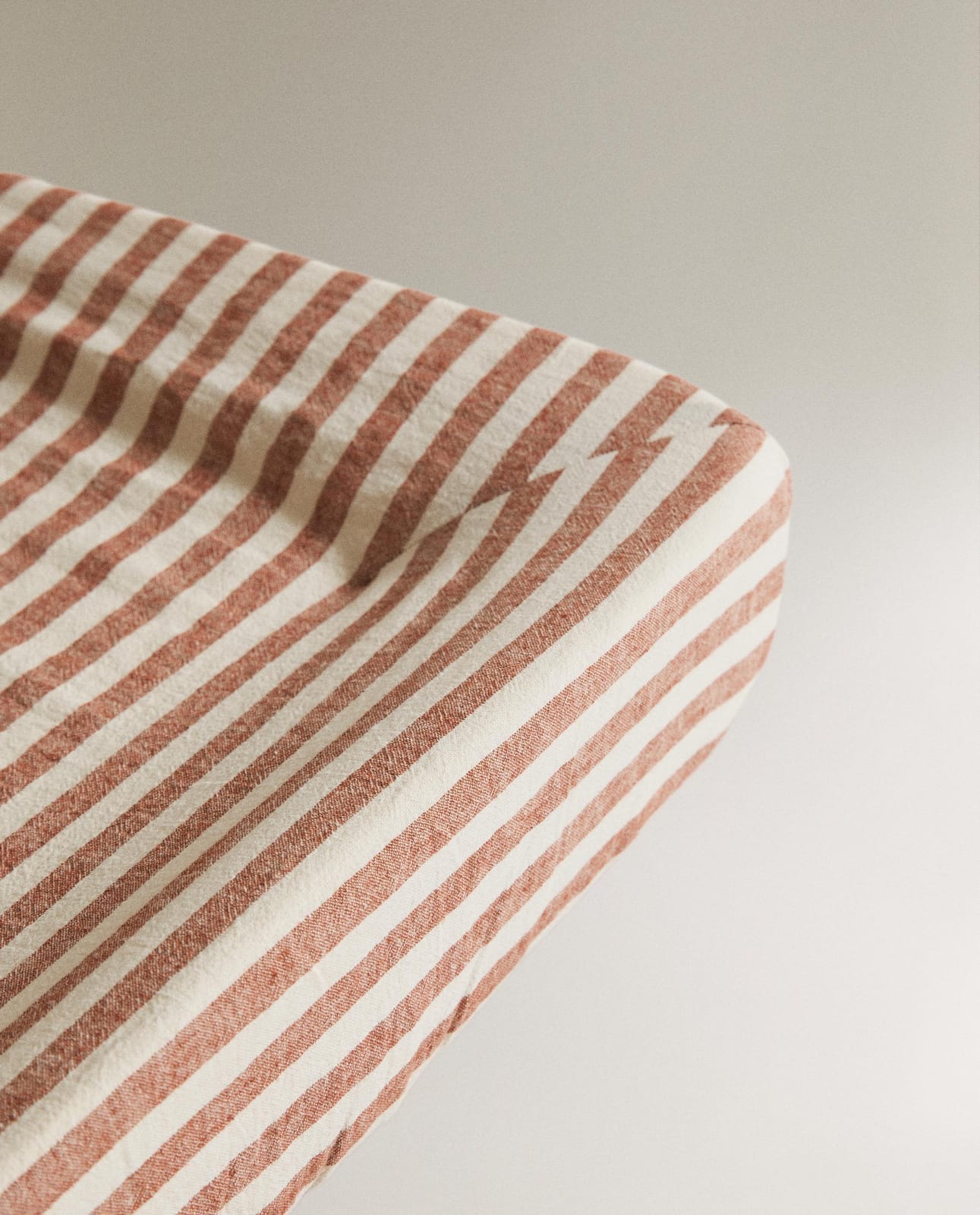 ZARA HOME ЧЕХОЛ ДЛЯ ПЕЛЕНАЛЬНОГО СТОЛИКА ДЛЯ МЛАДЕНЦЕВ ИЗ ЛЬНА И ХЛОПКА В ПОЛОСКУ ракурс 2