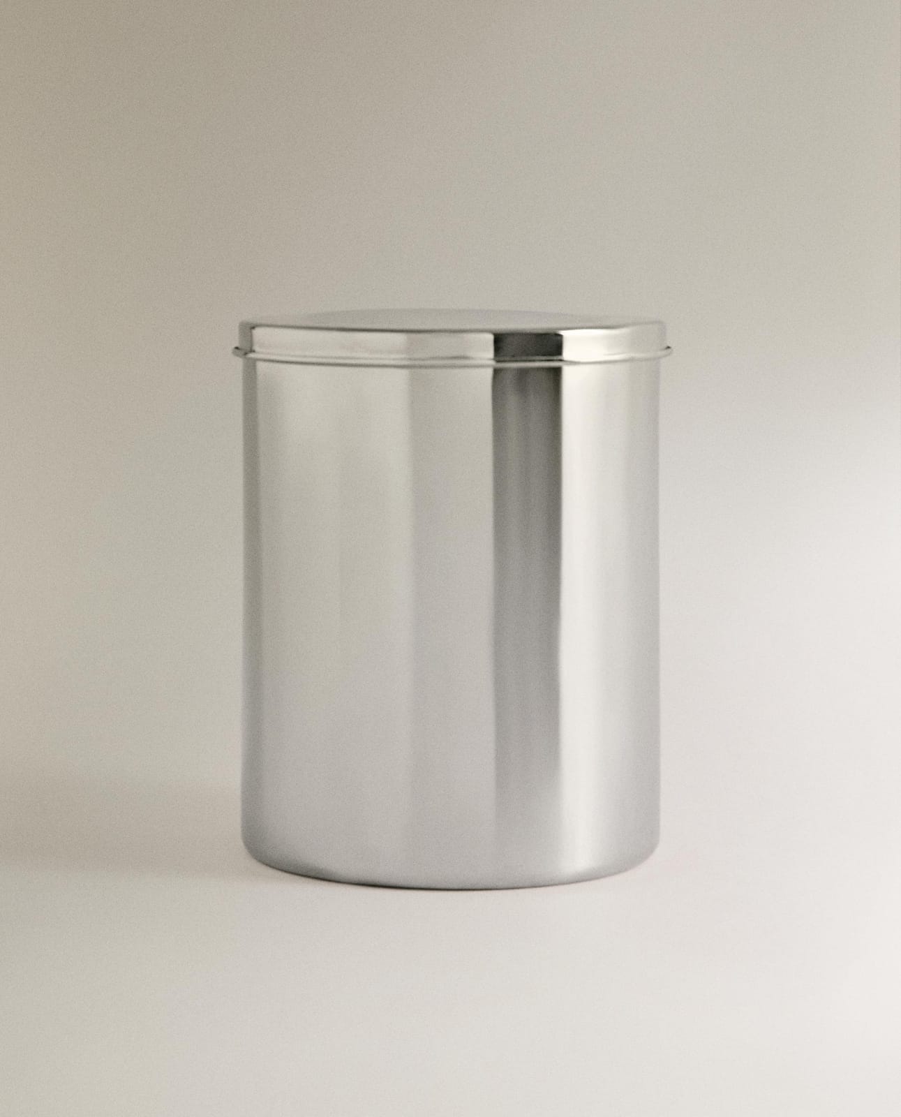Мусорное ведро ZARA HOME МЕТАЛЛИЧЕСКАЯ КОРЗИНА ДЛЯ ВАННОЙ С КРЫШКОЙ SREBRNY 24.5 x 21 x 21 cm