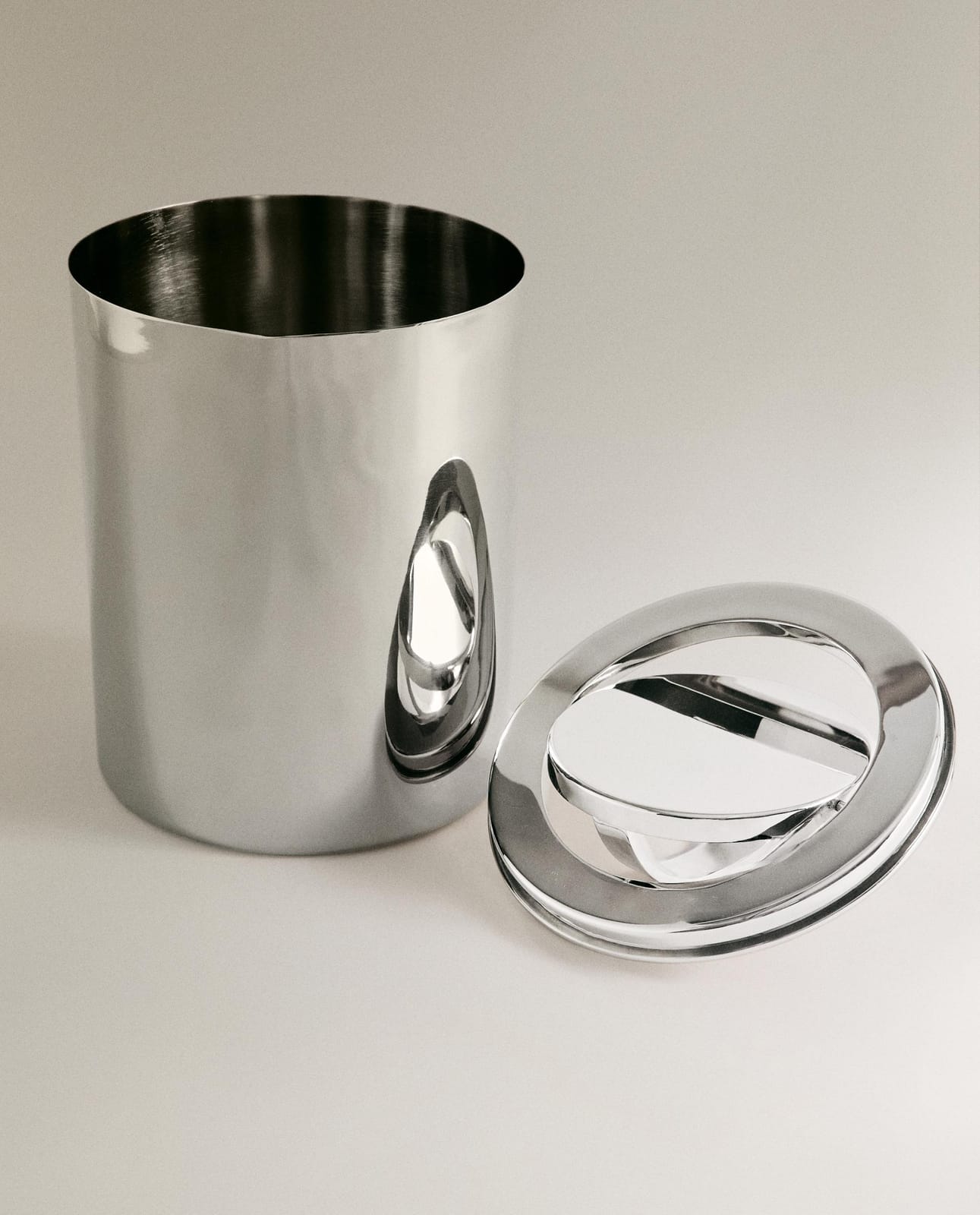 ZARA HOME МЕТАЛЛИЧЕСКАЯ КОРЗИНА ДЛЯ ВАННОЙ С КРЫШКОЙ ракурс 3