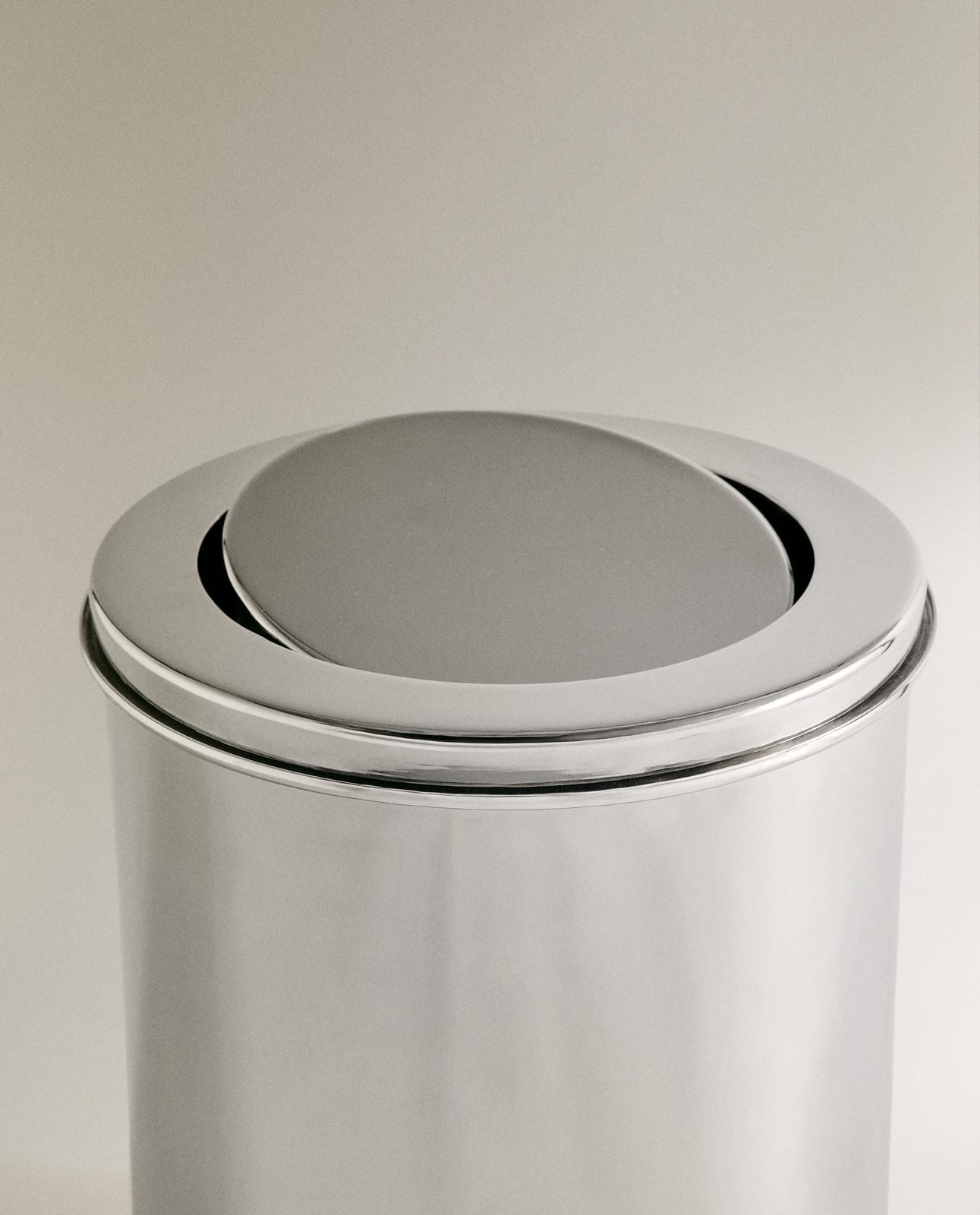 ZARA HOME МЕТАЛЛИЧЕСКАЯ КОРЗИНА ДЛЯ ВАННОЙ С КРЫШКОЙ ракурс 5
