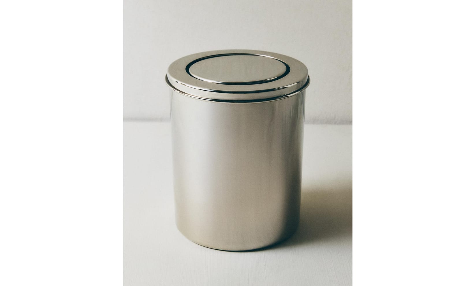 ZARA HOME МЕТАЛЛИЧЕСКАЯ КОРЗИНА ДЛЯ ВАННОЙ С КРЫШКОЙ ракурс 8