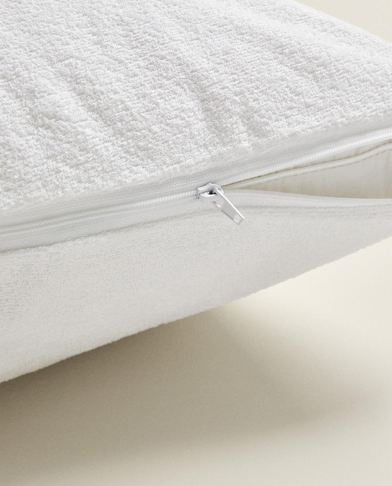ZARA HOME ВОДОНЕПРОНИЦАЕМАЯ НАВОЛОЧКА ИЗ ХЛОПКА МАХРОВОГО ракурс 3