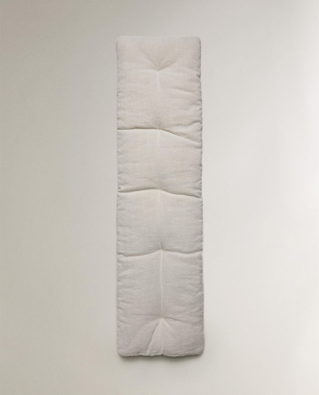 ZARA HOME ПРОДОЛГОВАТАЯ ЛЬНЯНАЯ ПОДУШКА ракурс 2