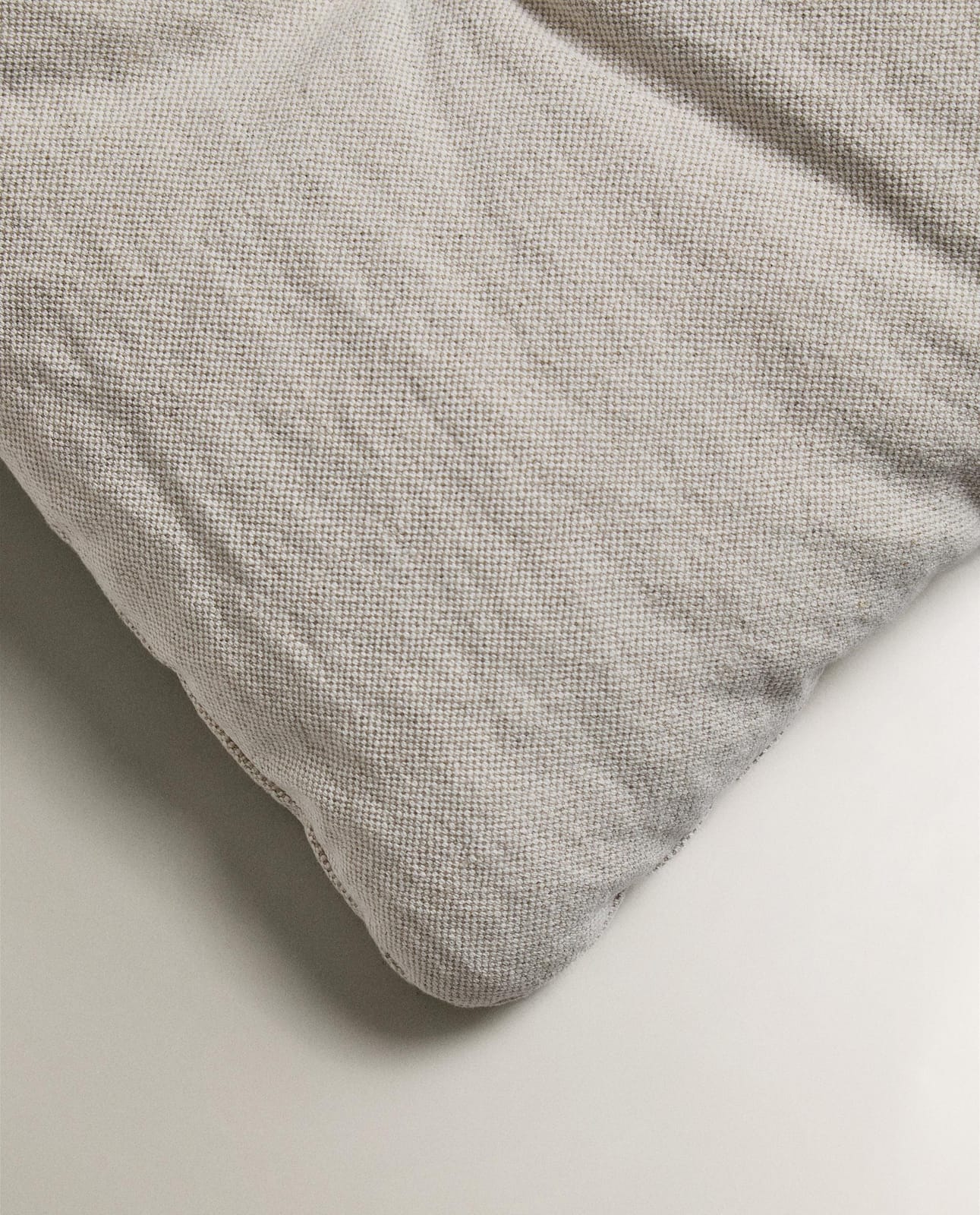 ZARA HOME ПРОДОЛГОВАТАЯ ЛЬНЯНАЯ ПОДУШКА ракурс 4