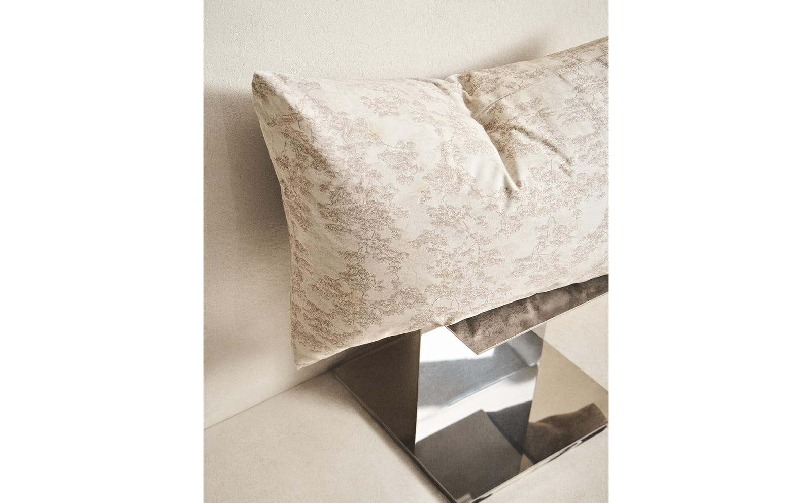 ZARA HOME Наволочка для подушки с принтом TOILE DE JOUY ракурс 9