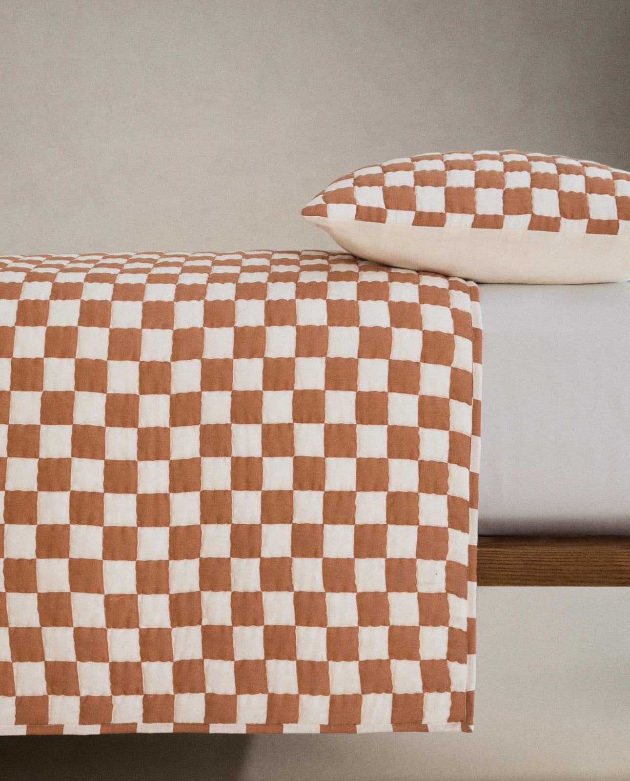 ZARA HOME Хлопковое покрывало в клетку ракурс 5