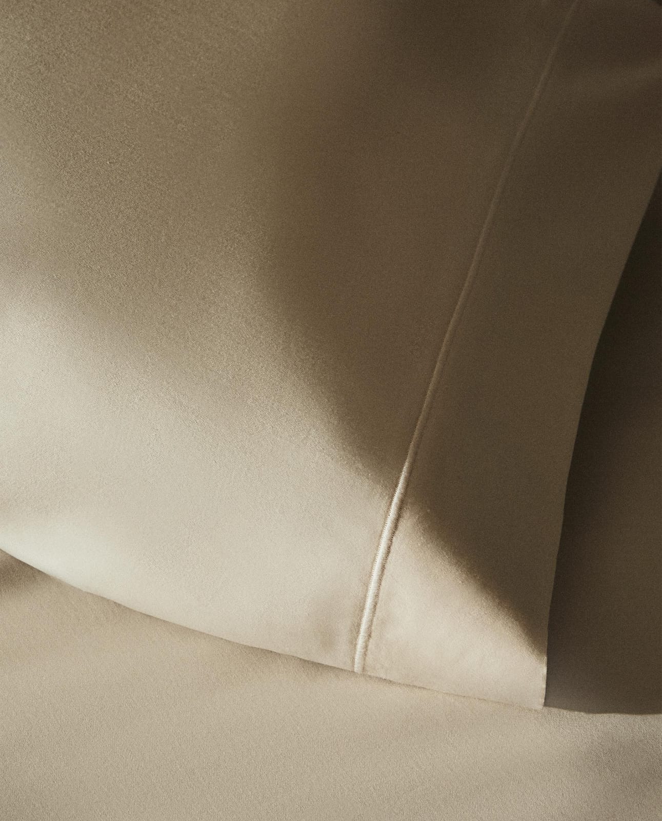 ZARA HOME САТИНОВАЯ НАВОЛОЧКА С ОТДЕЛКОЙ (300 НИТЕЙ) ракурс 2