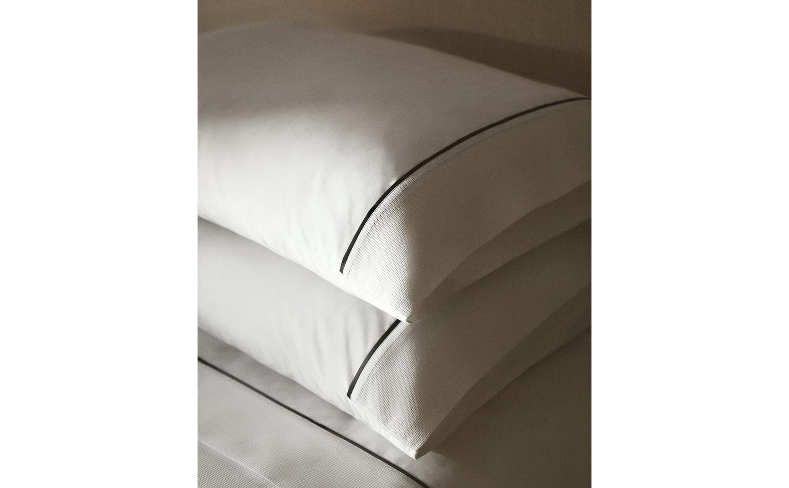 ZARA HOME НАВОЛОЧКА ИЗ ПИКЕ С КАНТОВКОЙ ракурс 3
